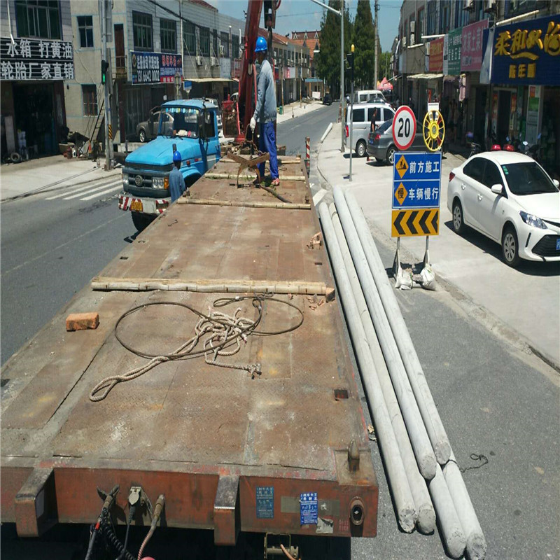 發(fā)往上海12米國標水泥路燈桿順利到達
