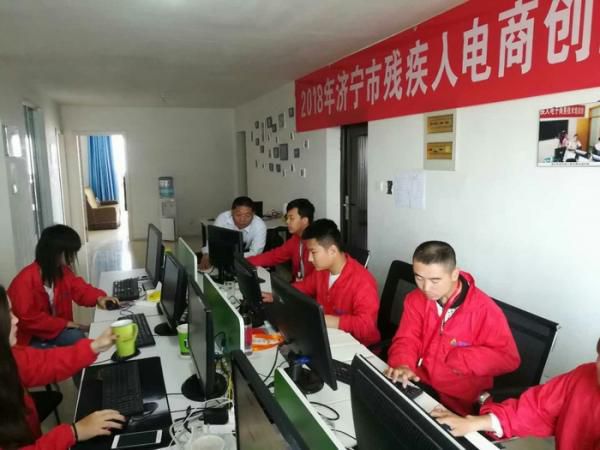 2018年濟(jì)寧市電商創(chuàng)業(yè)培訓(xùn)會(huì)頒發(fā)證書(shū)